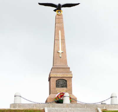 Памятник Главнокомандующему русскими армиями М.И. Голенищеву-Кутузову на командном пункте полководца